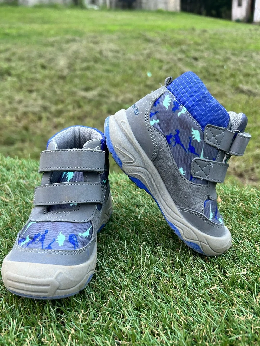 Stride Rite 360 Unisex Kids Size 8, Sneaker Boot in the gray and blue Dinosaur